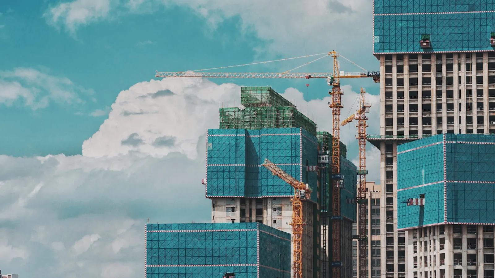 Structure en cours de construction et grues